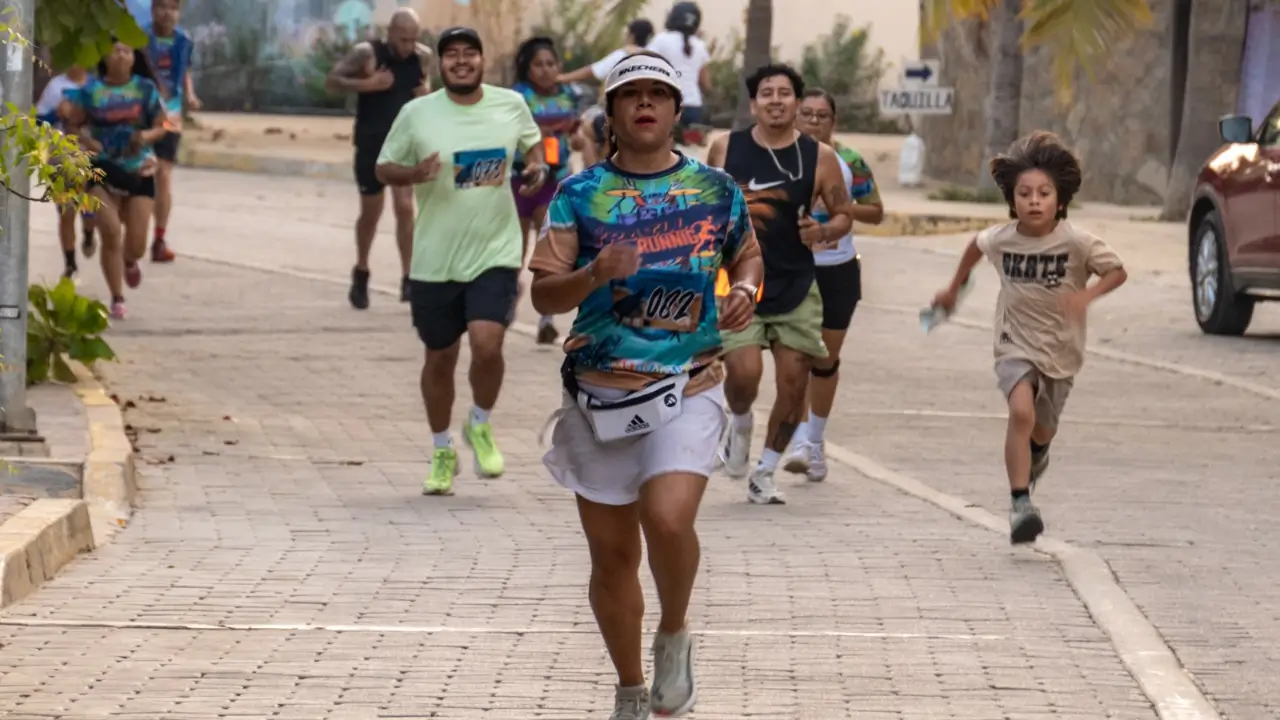Corredores en el Trail Running Mazunte frente al mar